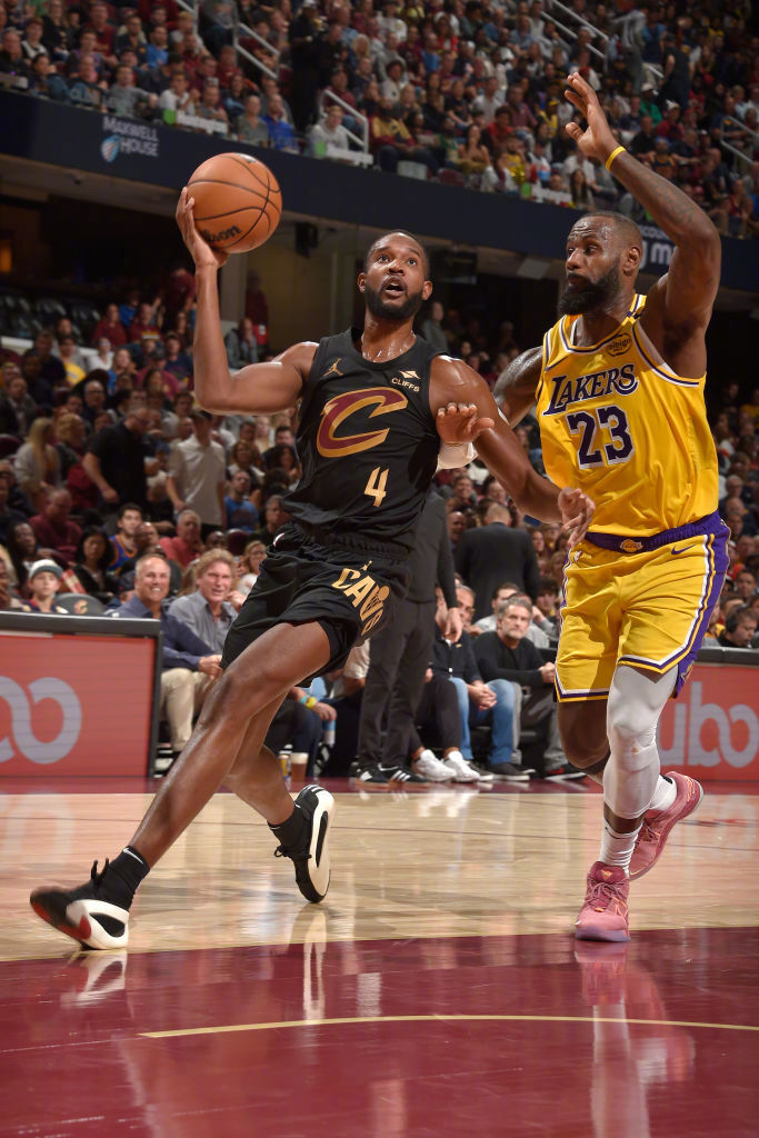 骑士险胜湖人，拉文点燃赛场