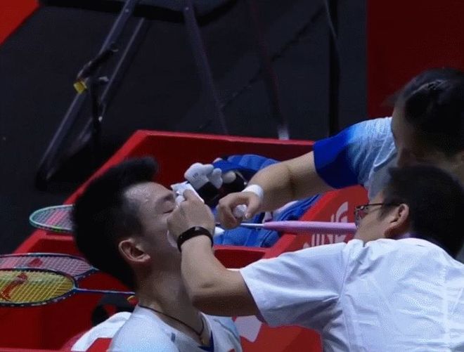 泰国队完胜丹麦队，黄鸭组合统治全场